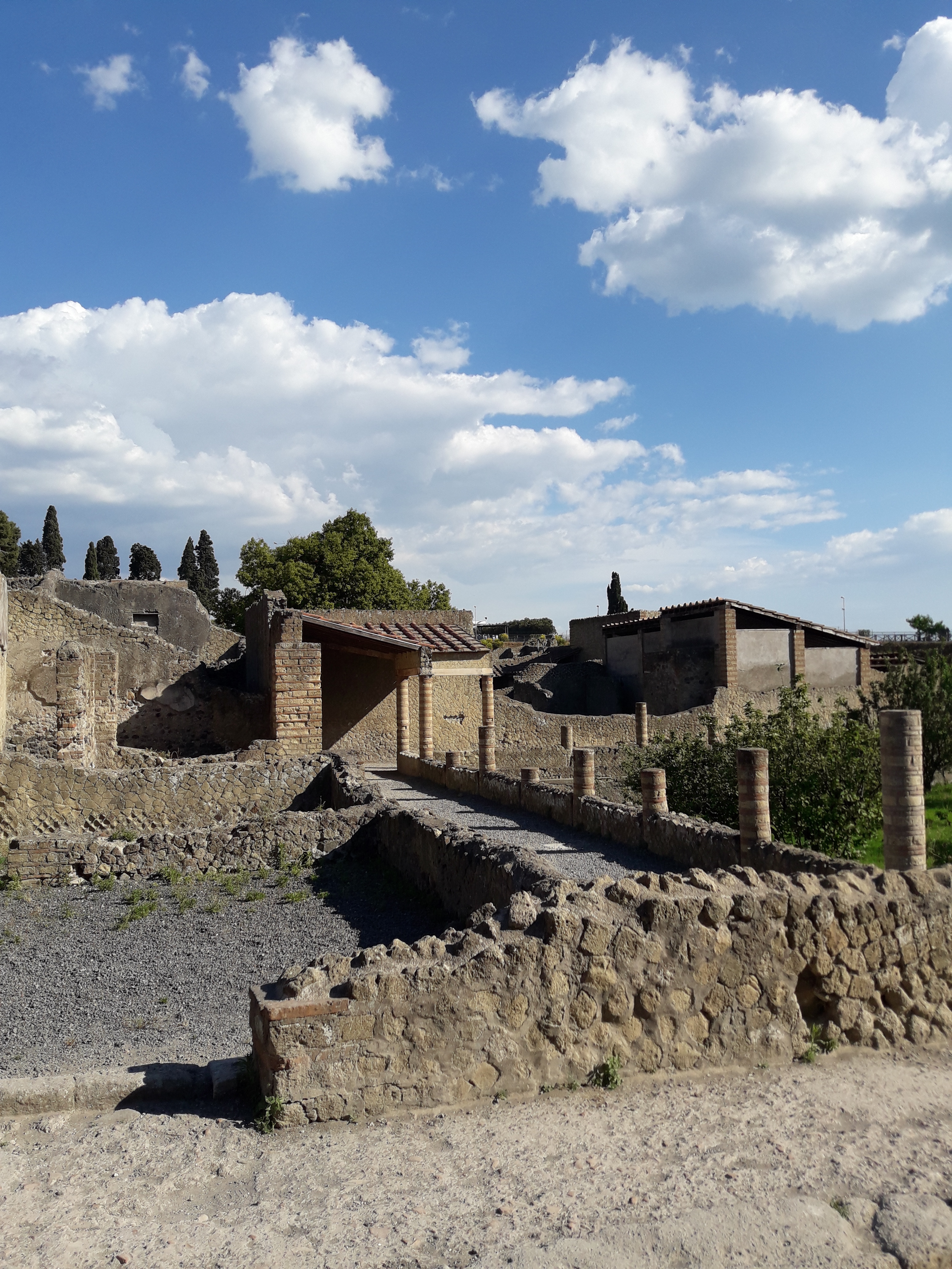 vista
          della nota casa dell'albergo con il suo giardino interno ed il
          peristilio che lo circondava