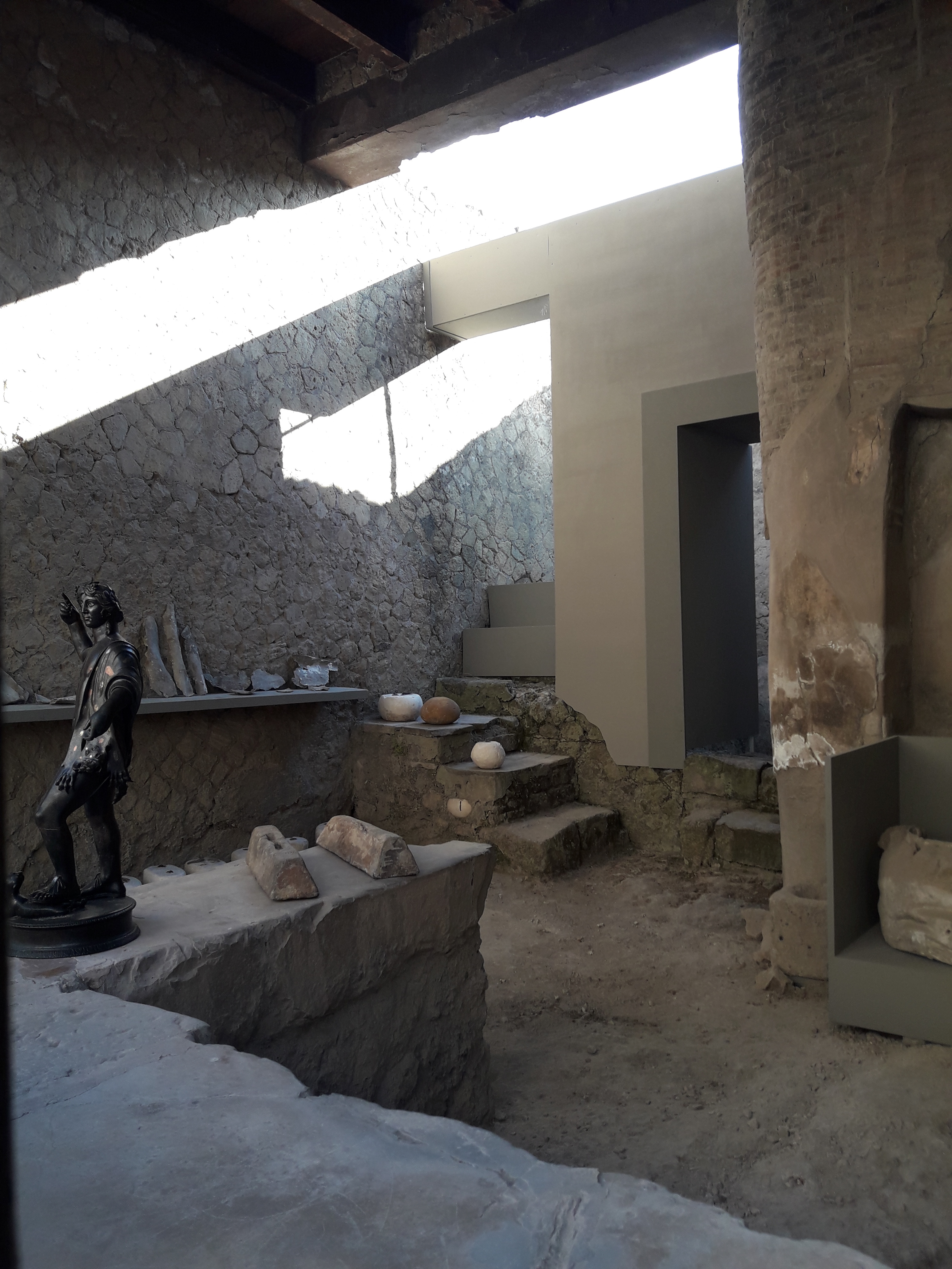 Antica Herculaneum e la bottega del plumbarius lungo il
          Decumano Maggiore