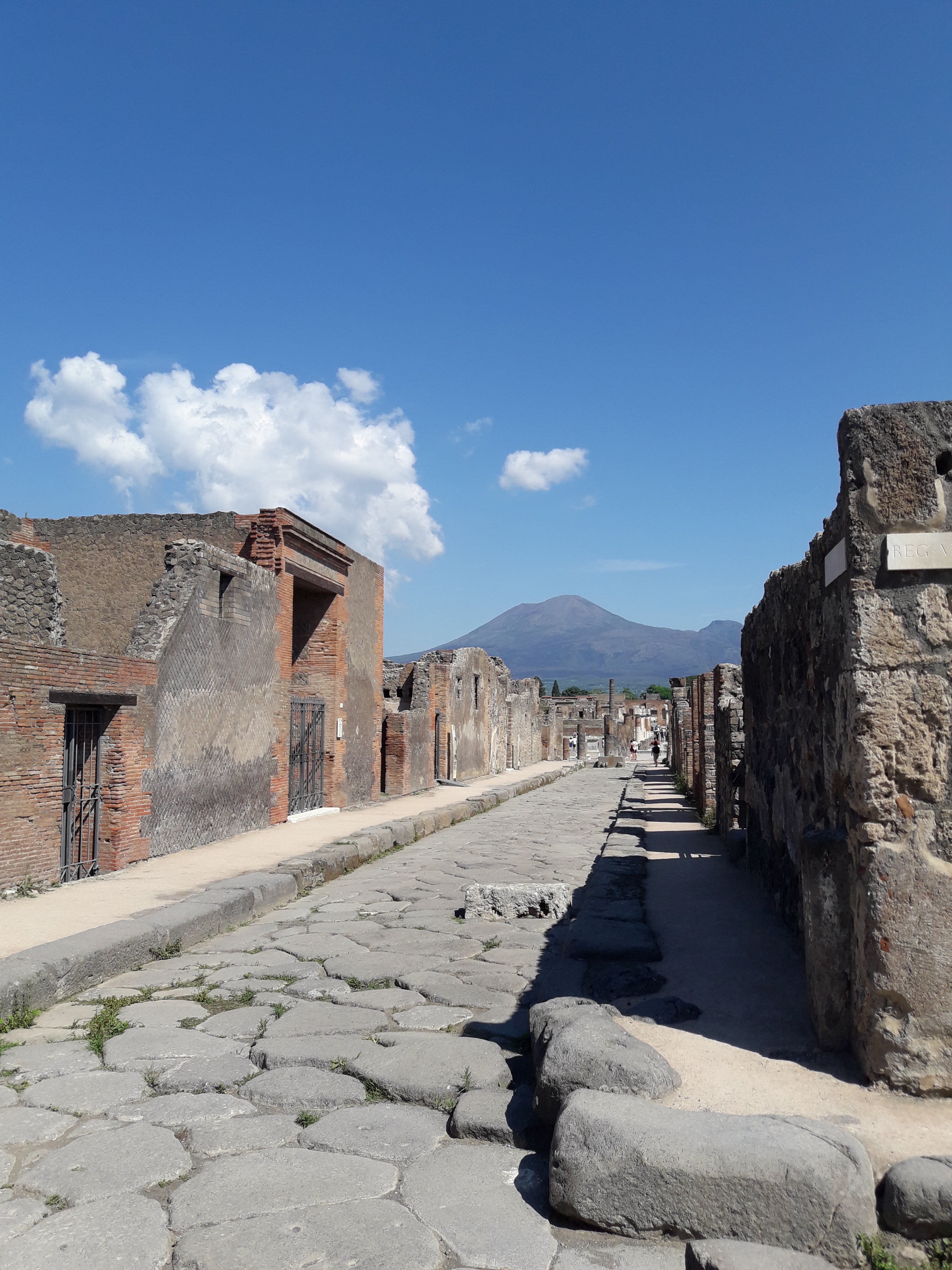 STREETS OF
                ANCIENT POMPEII