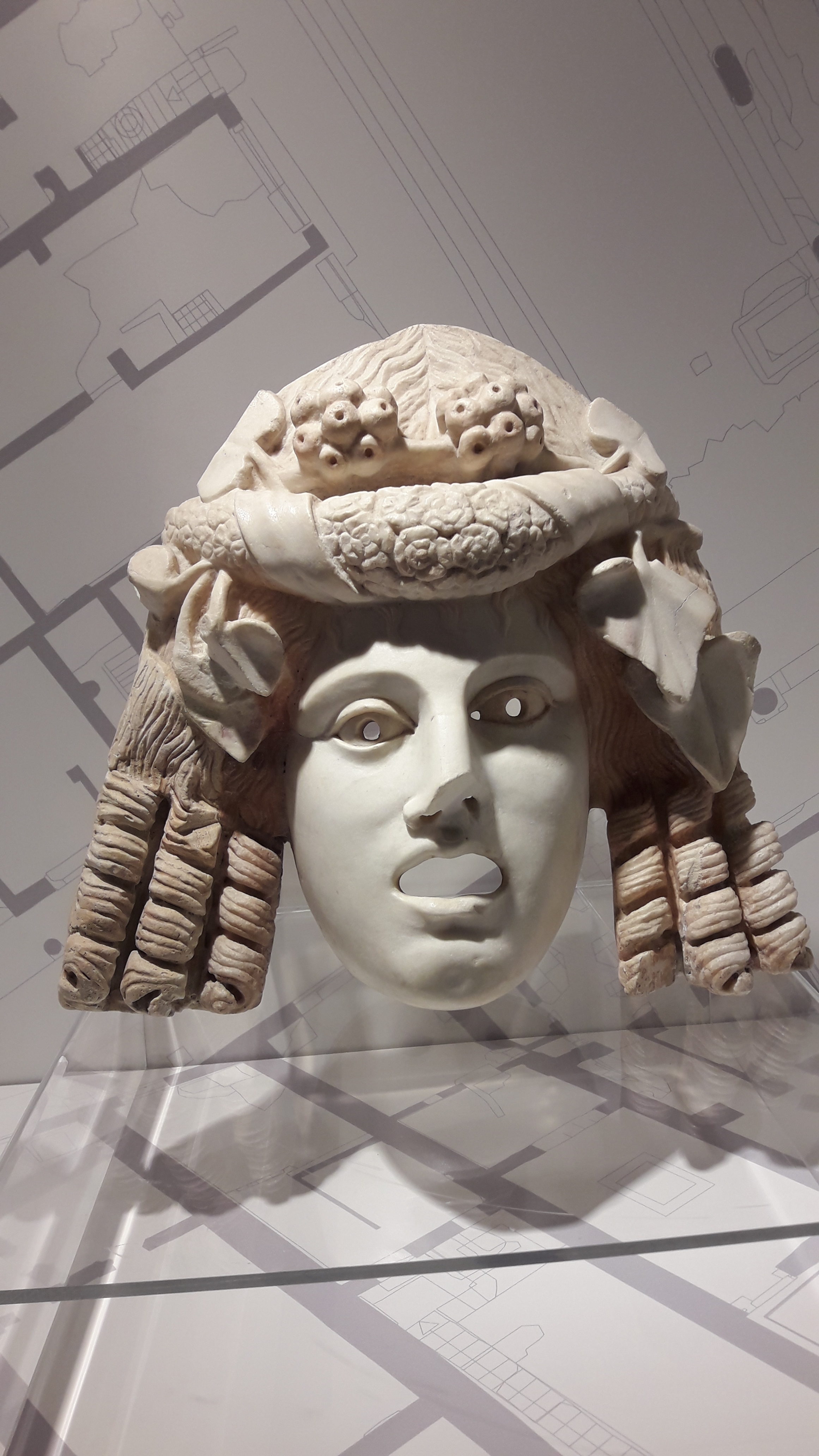 Mask in marble as a
            cultural symbol