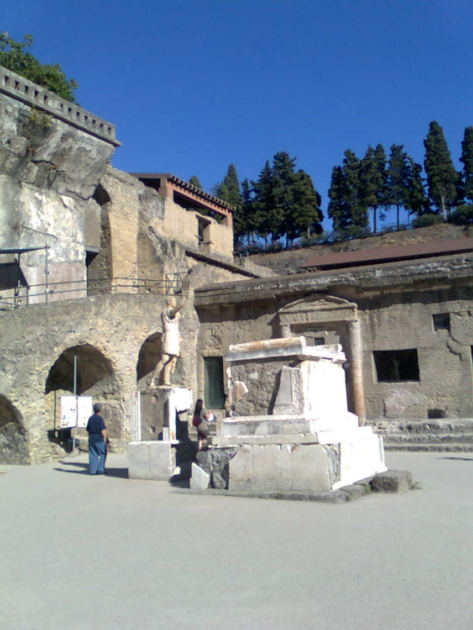 Herculanum et la terrasse Nonio Balbo près de
              l'ancienne plage